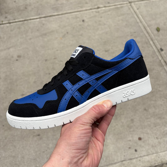 side view of black and blue suede and leather skateboard shoe with white sole