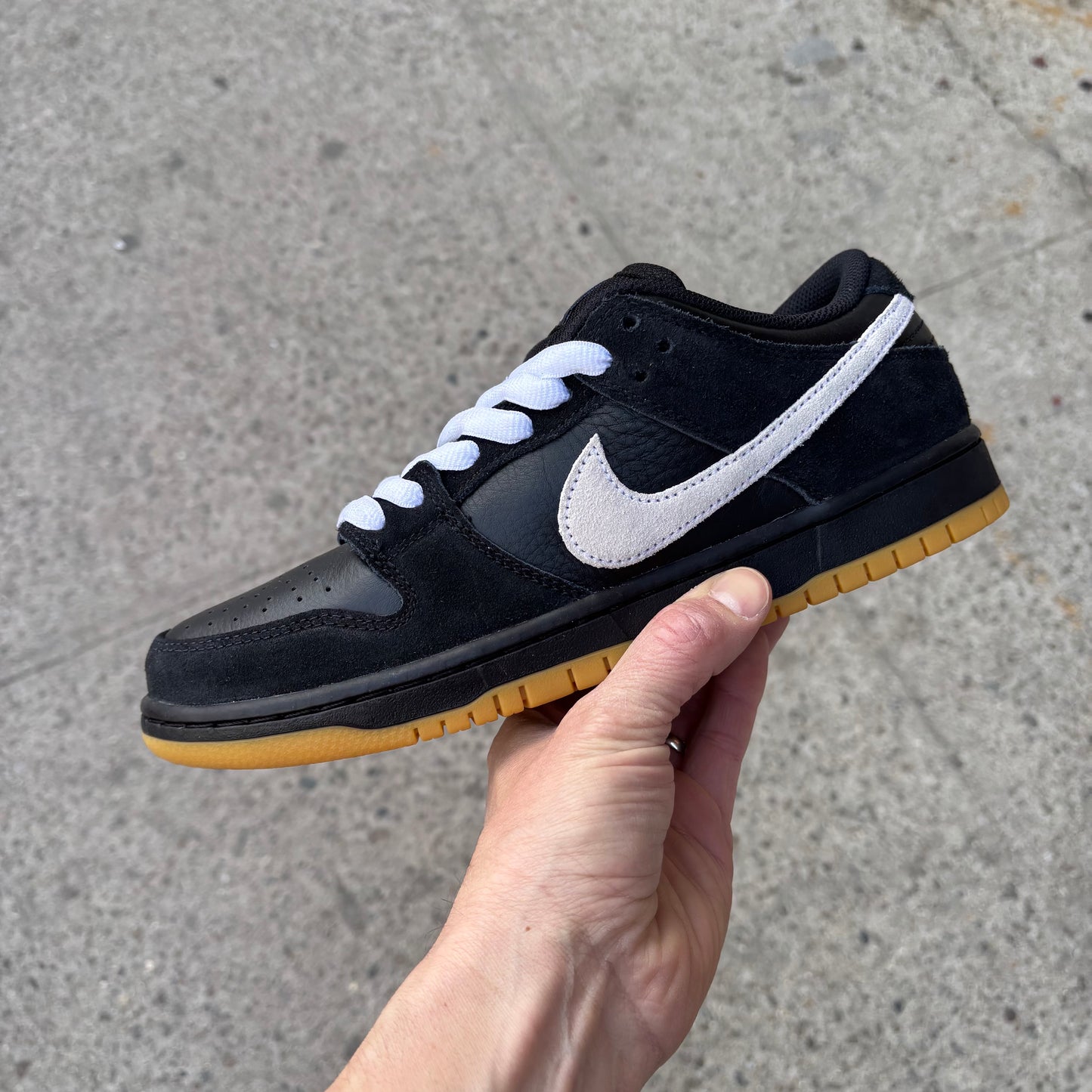 side view of black/white dunk low nike sb