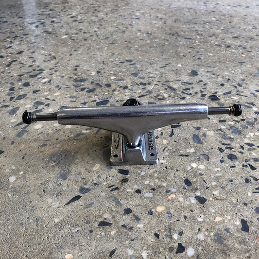 front view of polished silver truck hanger and baseplate