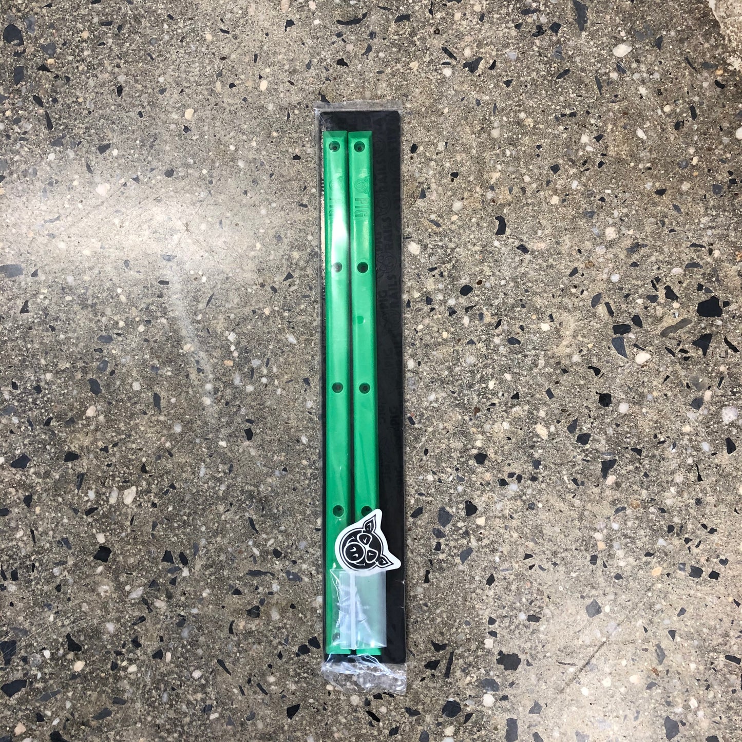 2 pack of green skate rails