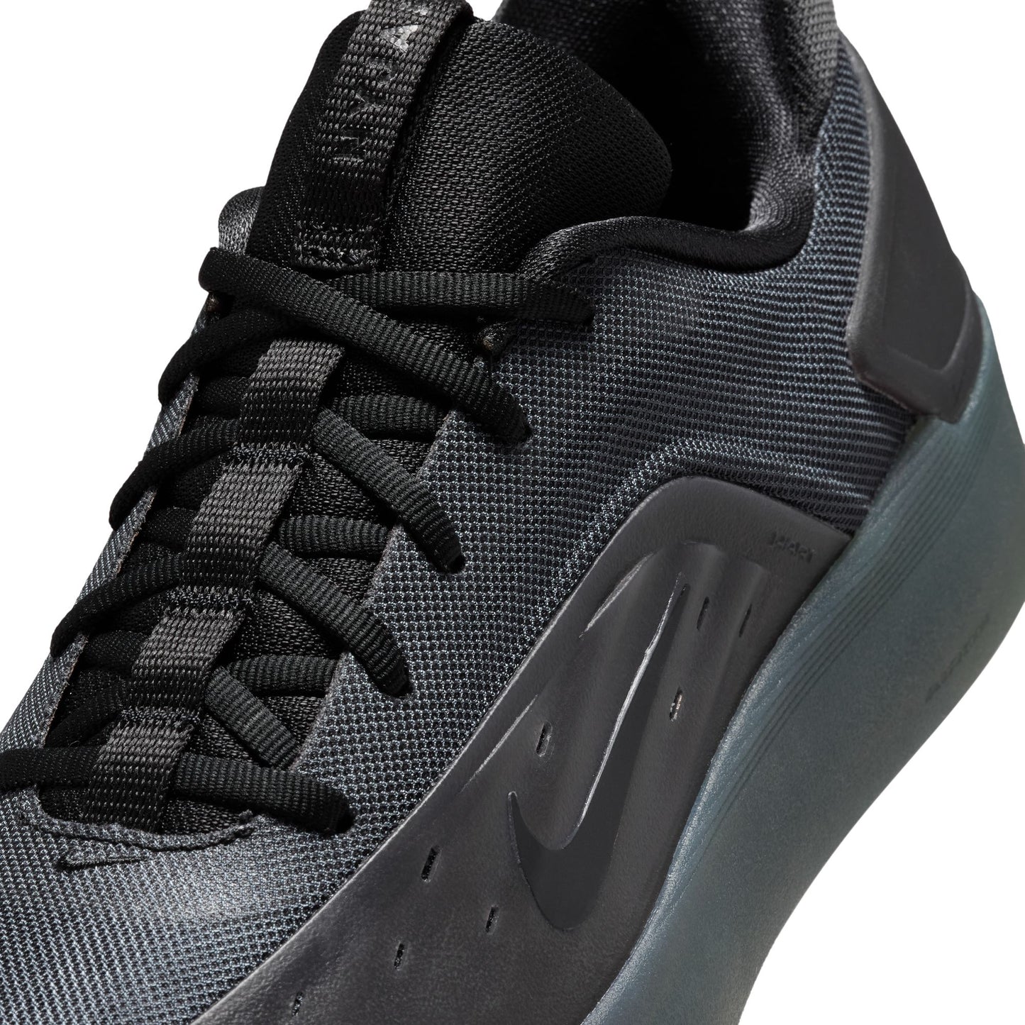 close up view of nike SB NYjah 4 hoe in black with rubber sole