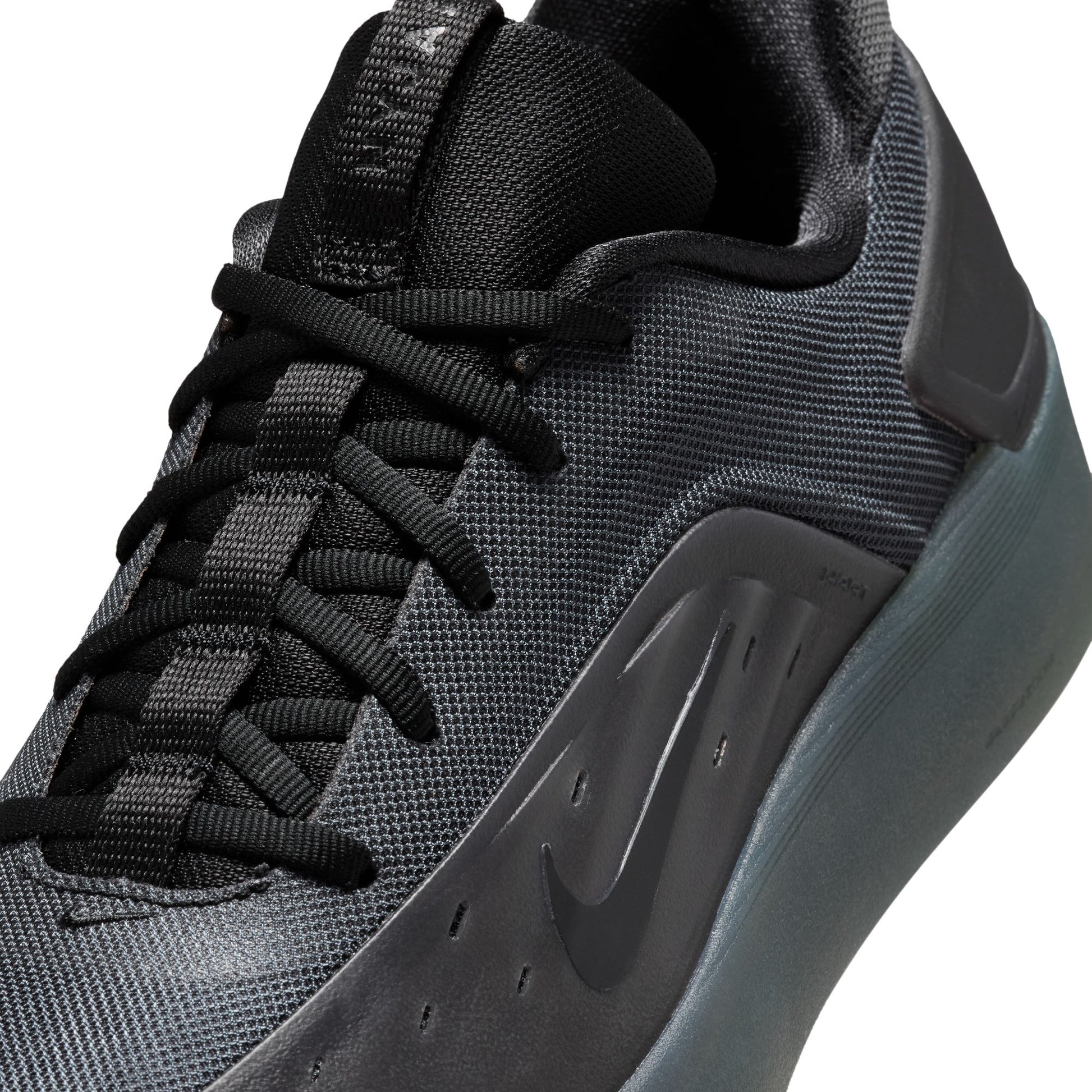 close up view of nike SB NYjah 4 hoe in black with rubber sole