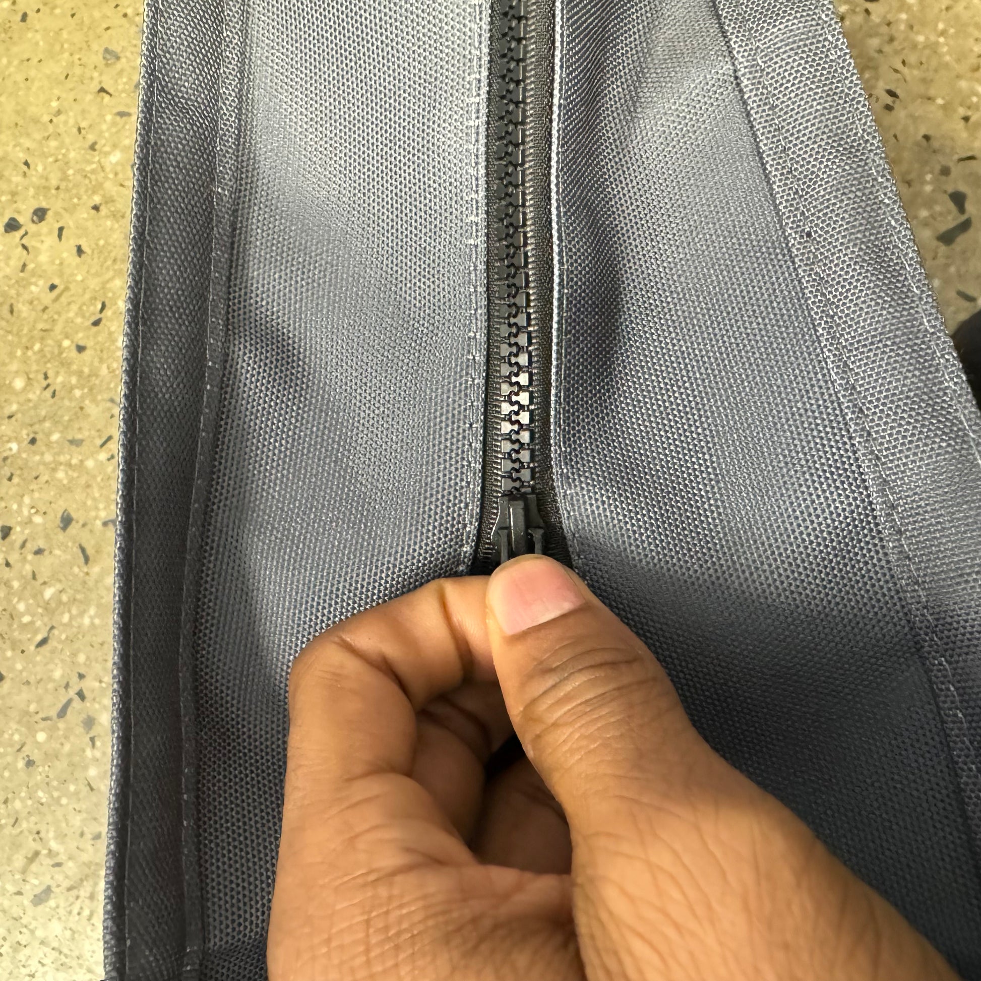 Zipper on top of tote bag