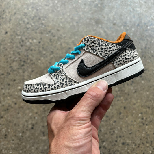 Side view of safari dunk low from nike SB in Pre school sizes