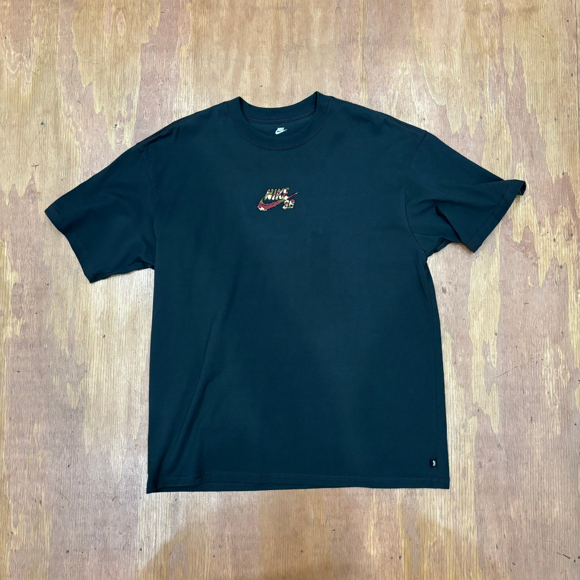 Nike SB Max 90 Camo Graphic Skate T-Shirt Off Noir – Labor