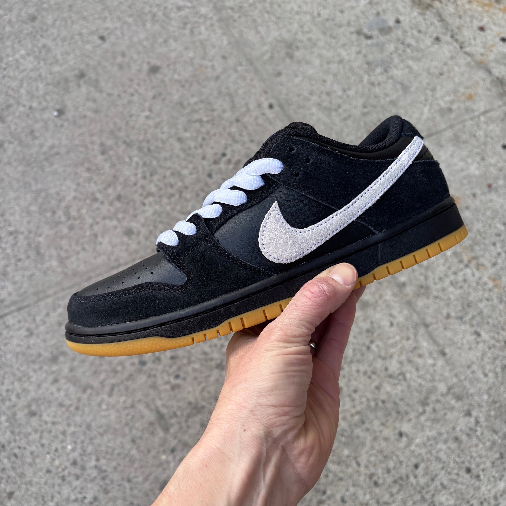 side view of black/white dunk low nike sb